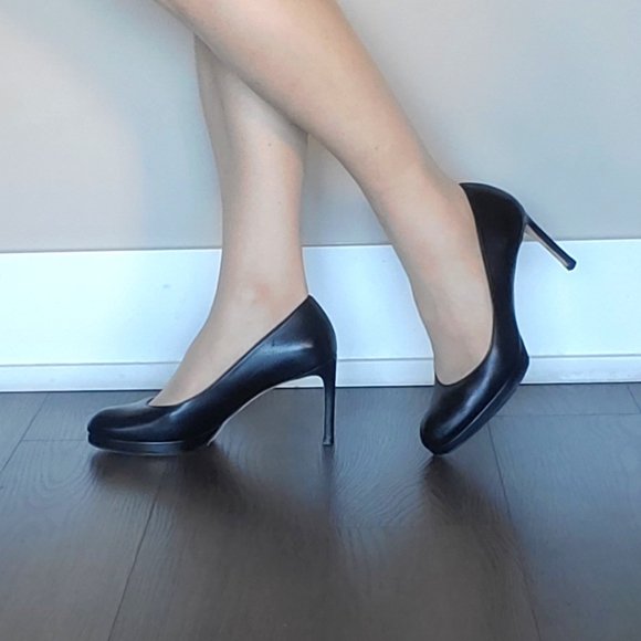 Stuart Weitzman All-Leather Classic Pumps ๐  - Picture 8 of 16